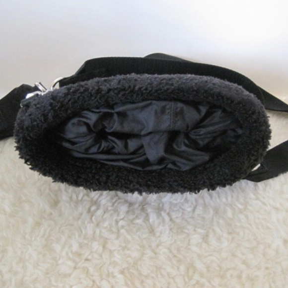 Lulu Lemon Crossbody Fleece Bucket Bag 2.5L - Picture 8 of 14